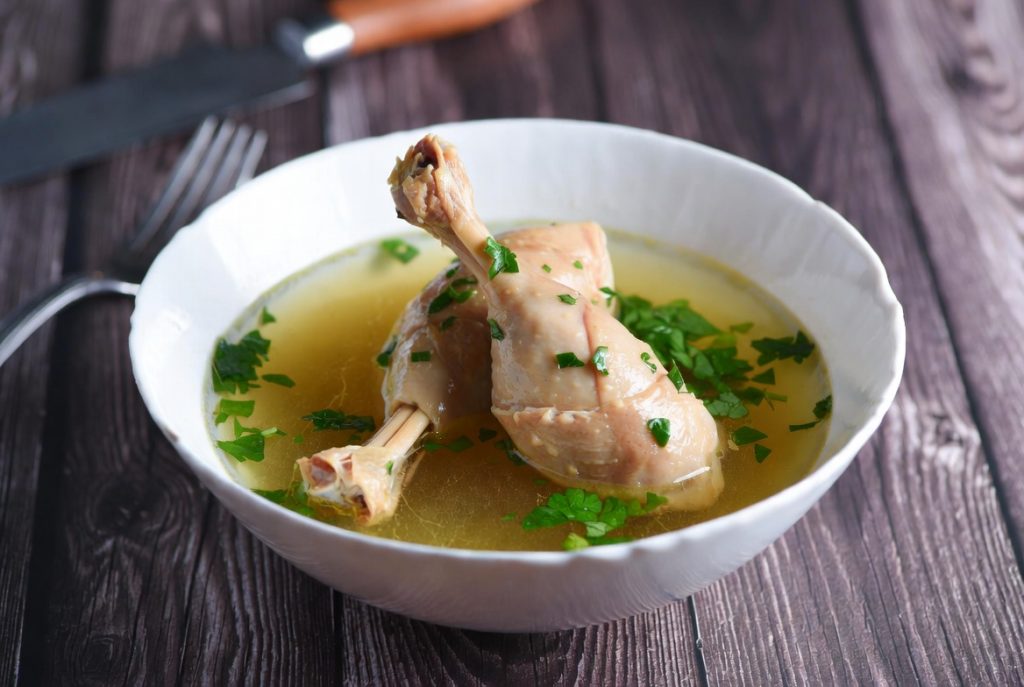 Базовый куриный бульон из голеней