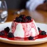 Панна-котта с ягодным соусом