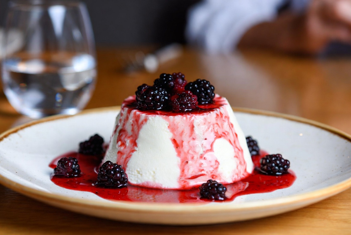 Панна-котта с ягодным соусом - фото 1