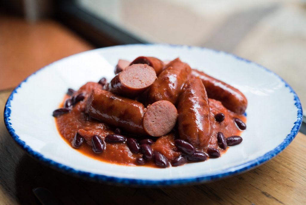 Сосиски с фасолью в томатном соусе