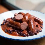 Сосиски с фасолью в томатном соусе