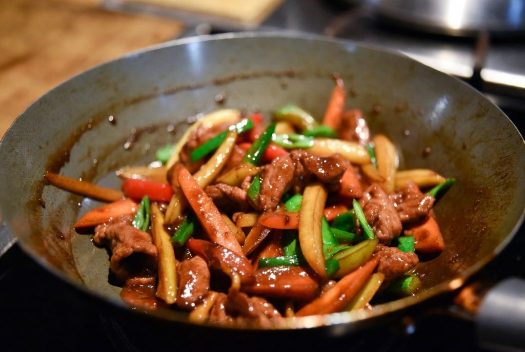 Свинина с овощами в воке