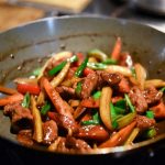 Свинина с овощами в воке