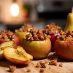 Запечённые яблоки и груши с ореховой крошкой