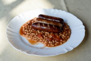 Сосиски с фасолью в томатном соусе