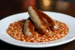 Сосиски с фасолью в томатном соусе