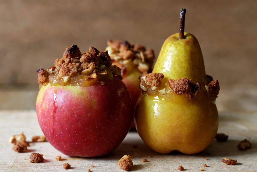 Запечённые яблоки и груши с ореховой крошкой