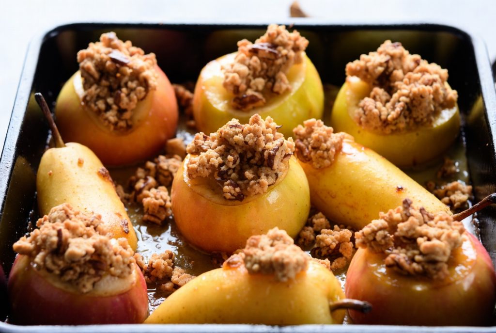 Запечённые яблоки и груши с ореховой крошкой