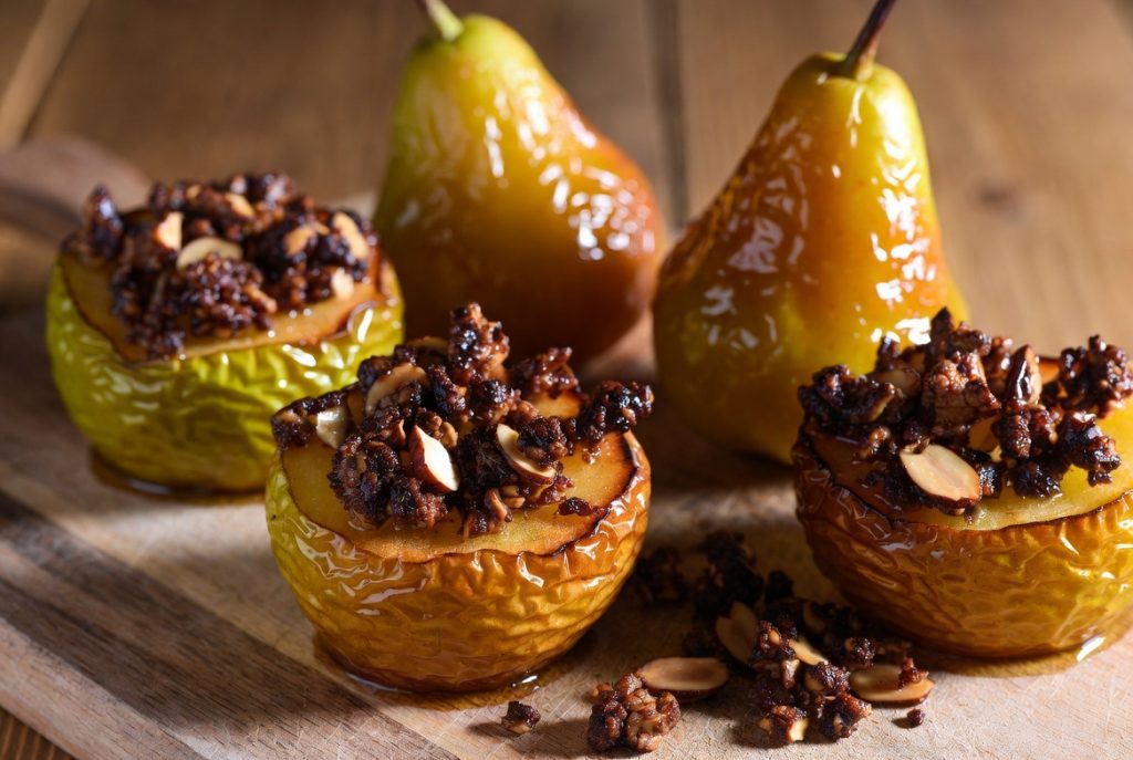 Запечённые яблоки и груши с ореховой крошкой